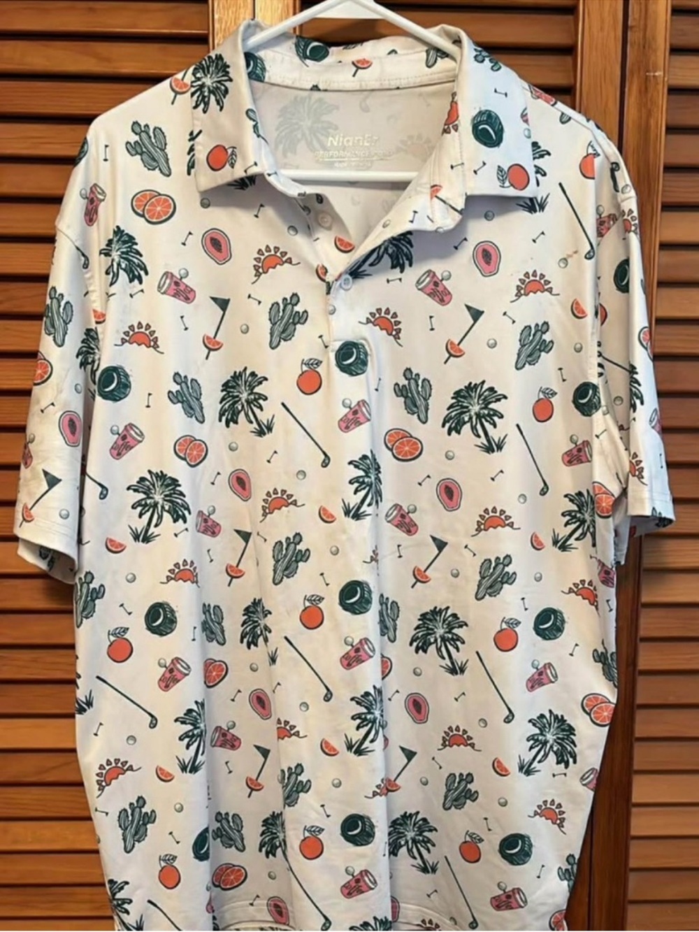 Relaxed White Short-Sleeve Button-Down Shirt with Tropical Golf Print
